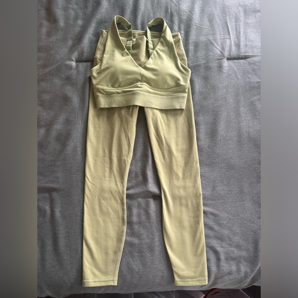 Fabletics powerhold collection. Sports bra and legging. Size small. - Picture 5 of 7